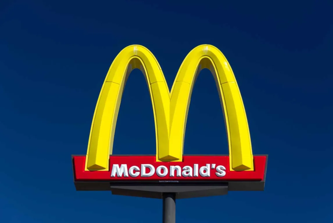 Hombre come gratis durante un año en McDonald’s gracias a la inteligencia artificial