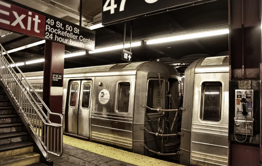 Tragedia en el metro de Manhattan mujer pierde ambos pies tras ser empujada por su novio